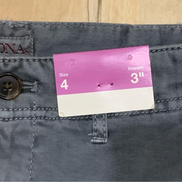 Merona Womens Thundering Gray Flat Front Chino Shorts size 4 - Picture 2 of 7